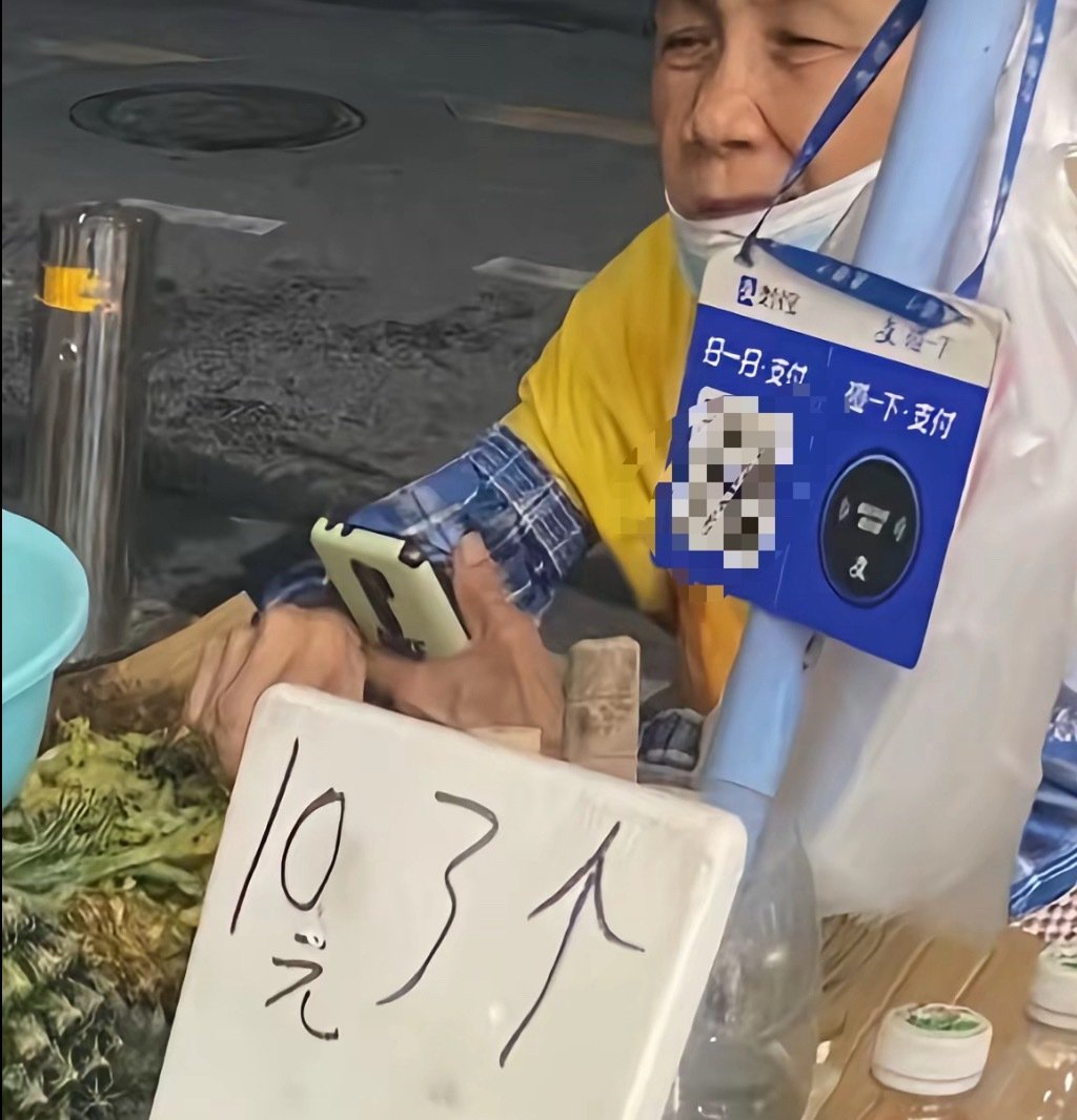 #梅姨出摊卖芒果影像##梅姨儿子称3岁被抛弃很恼火##独家对话梅姨儿媳#心理素质超级强大，处乱不惊。