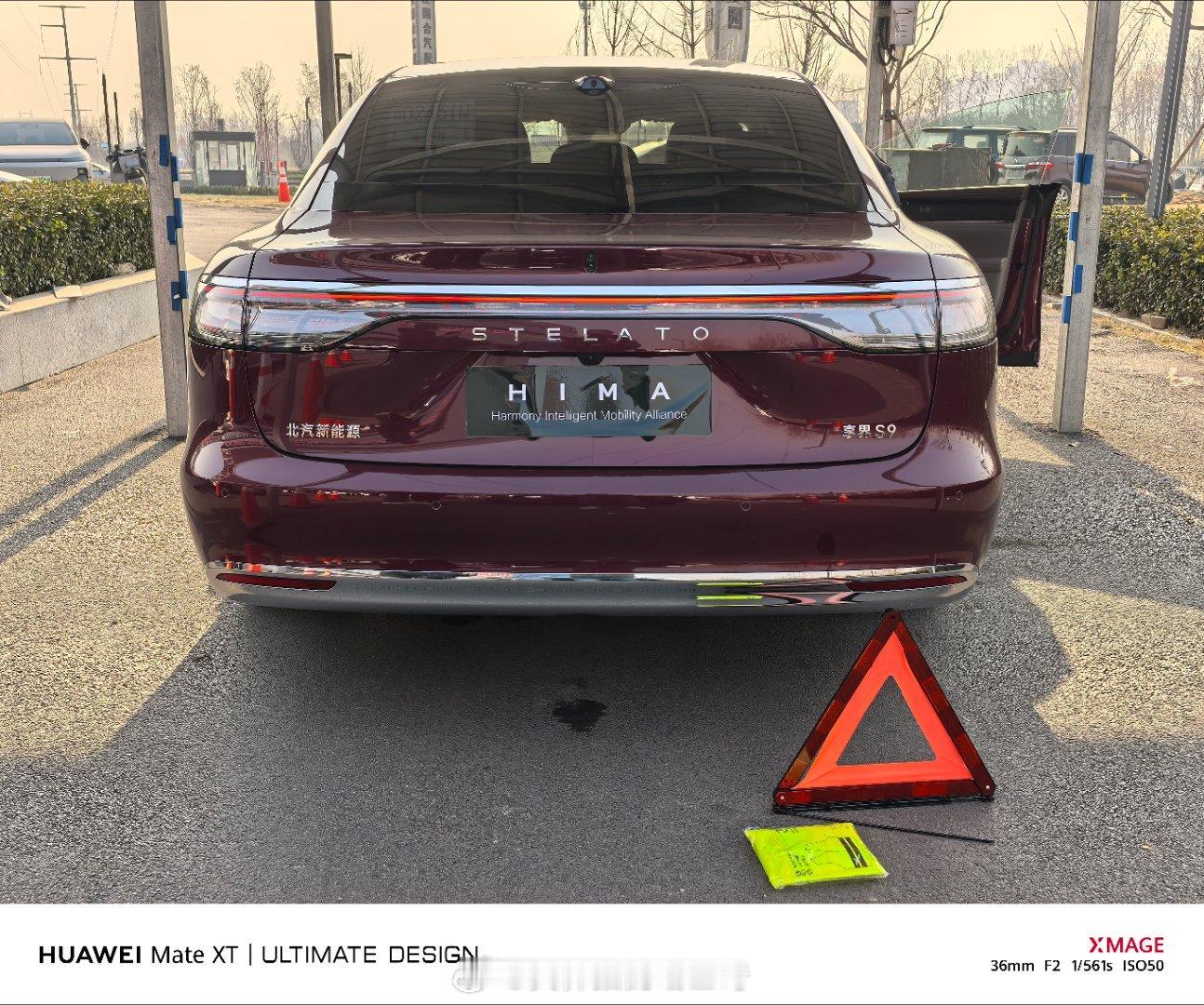 后面排队的大哥问我，这车多少钱？我说你看值多少。他说五六十万吧？真没有，但是落地