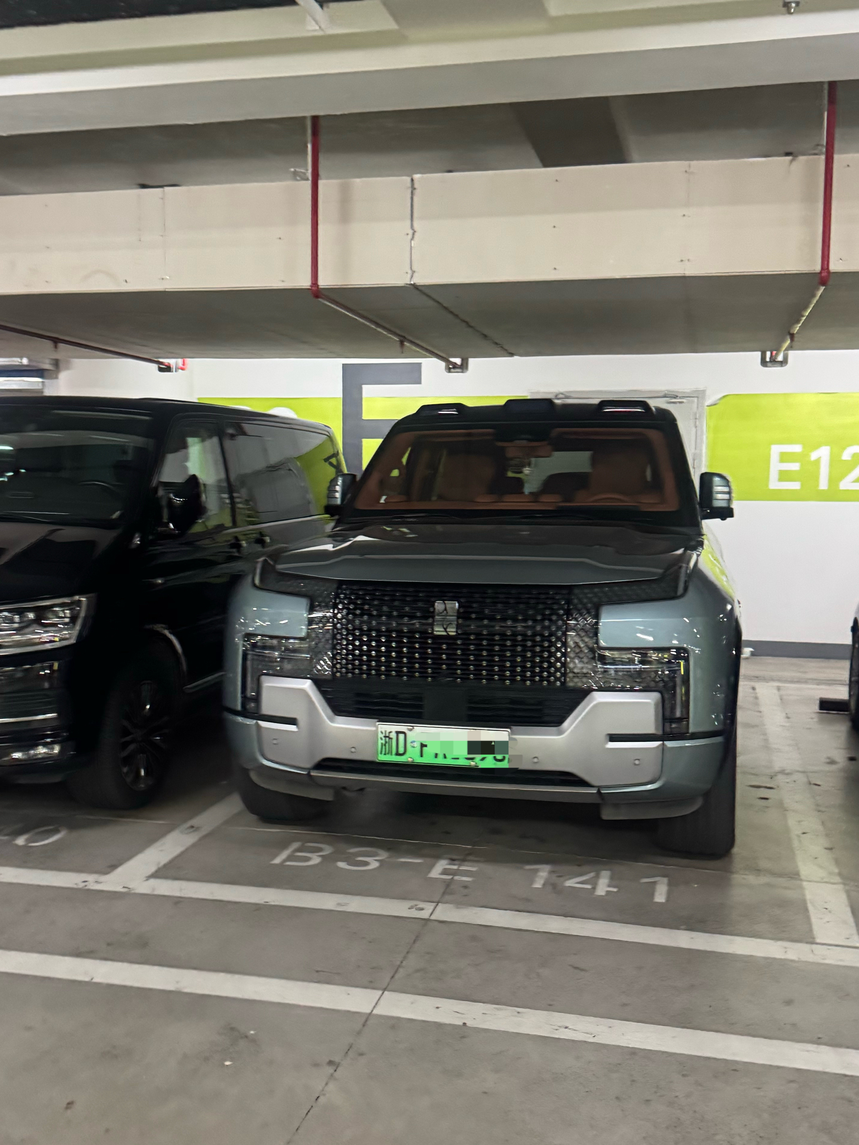 落地杭州，一出来就看到两台仰望U8比我在北京一年看到的都多杭州U8这么受欢迎吗？