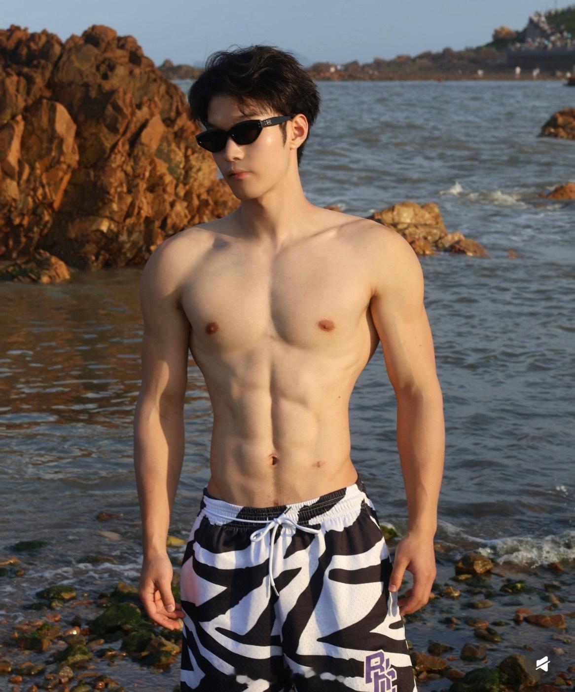 型男帅哥窝海边帅哥​​​