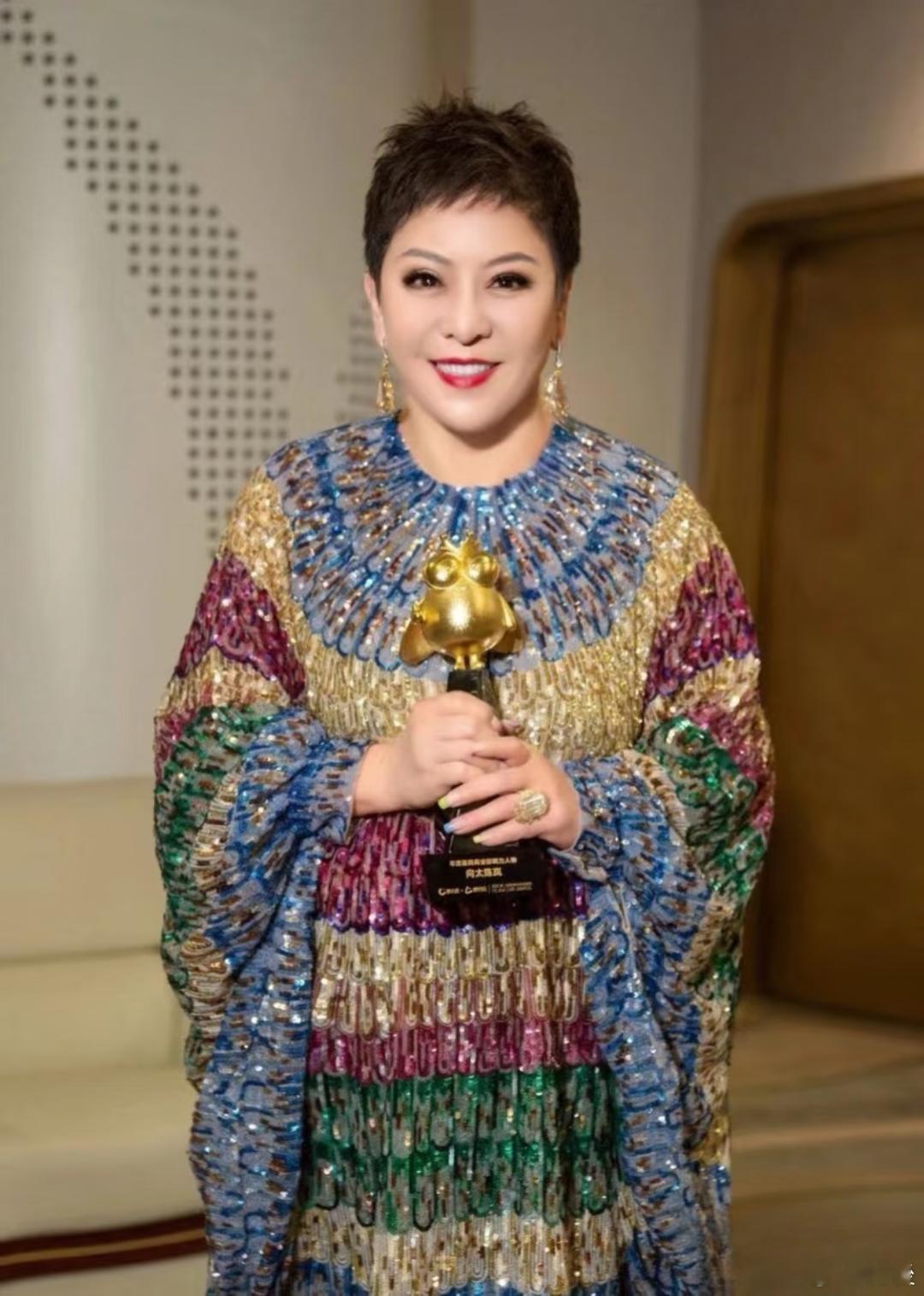 张柏芝和前经纪人的纠纷还引出了向太的往事，向太当年倾尽资源捧张柏芝，帮她摆平债务