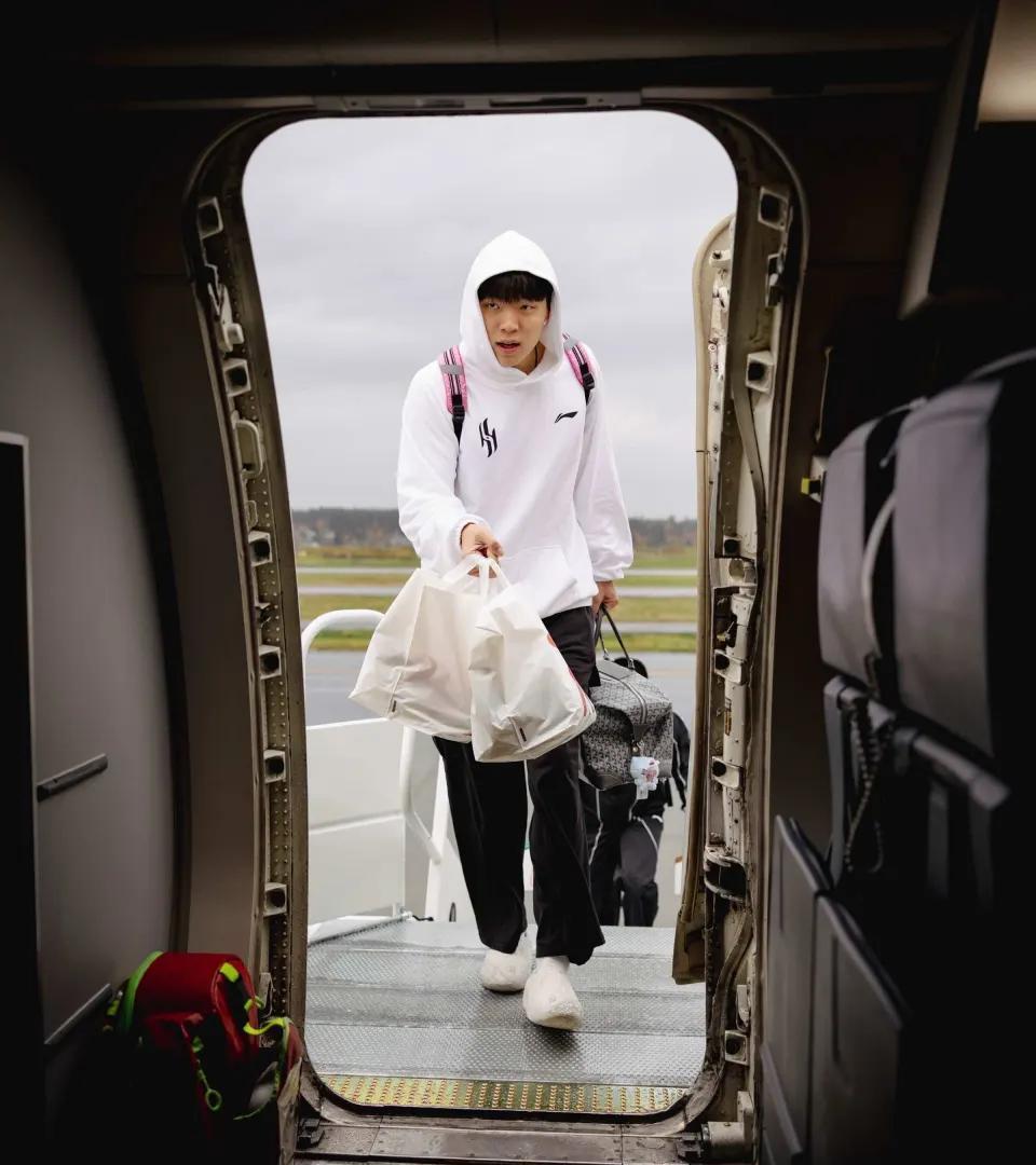 机会来了，杨瀚森会获得出场机会！开拓者五连客，杨瀚森拎着名牌烤鸡随队出征。兵马