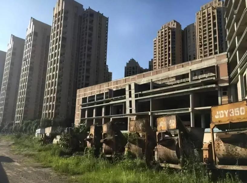 许多人好奇，为何烂尾楼不能由其他开发商接手继续开发。实际上，烂尾楼问题的根源在于