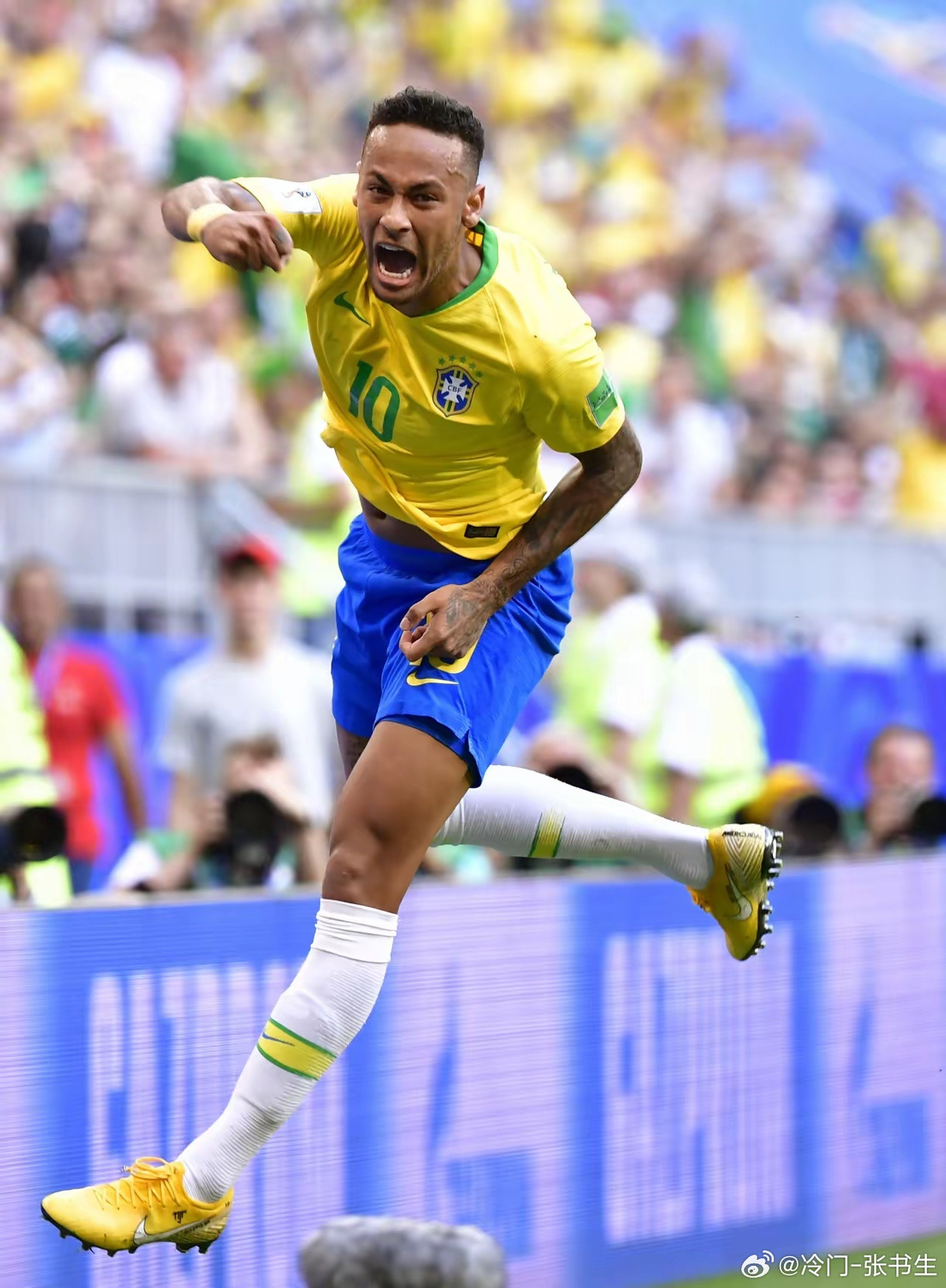 有球迷觉得，就算内马尔只能踢45分钟，巴西队也应召他入队，毕竟现在巴西队没人能带