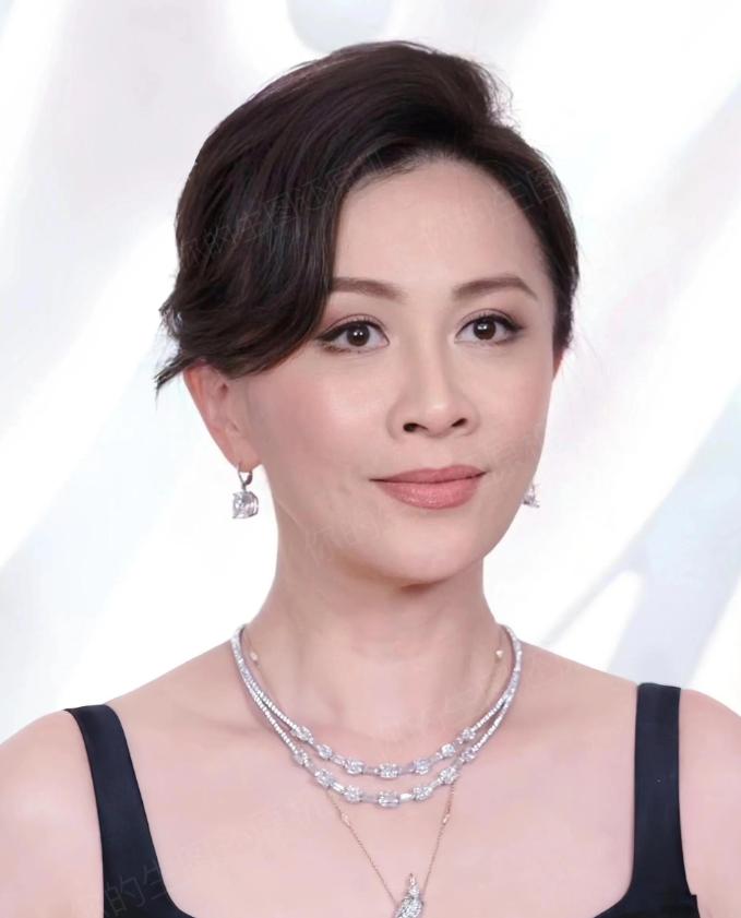 1990年，刘嘉玲被绑架失踪3小时后，失魂落魄地回来说：只抢了一千现金和手表。第