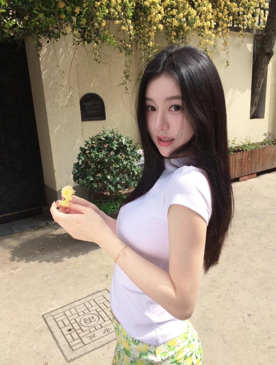 阳光下的少女与花，清新自然，美不胜收！🌸💕清新自然