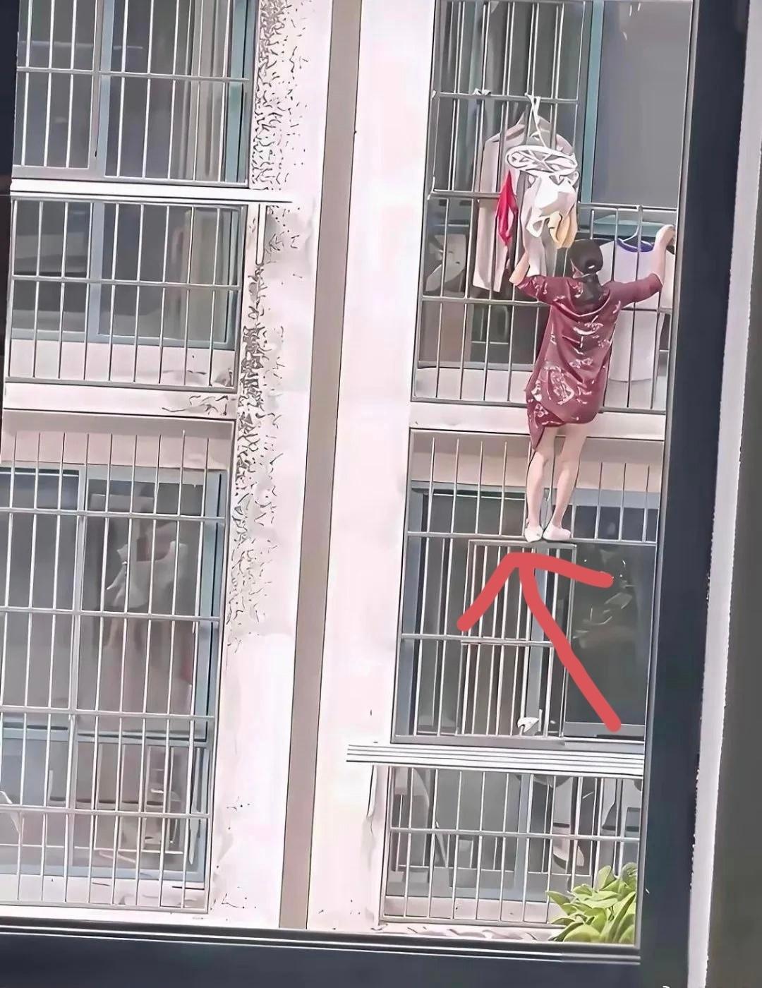 不懂就问，为什么楼梯不走，要爬窗口？​​​