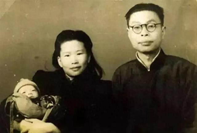 1949年，这张照片是李白牺牲一个多月后，留下的遗容，据传敌人用钳子拔光了他的指