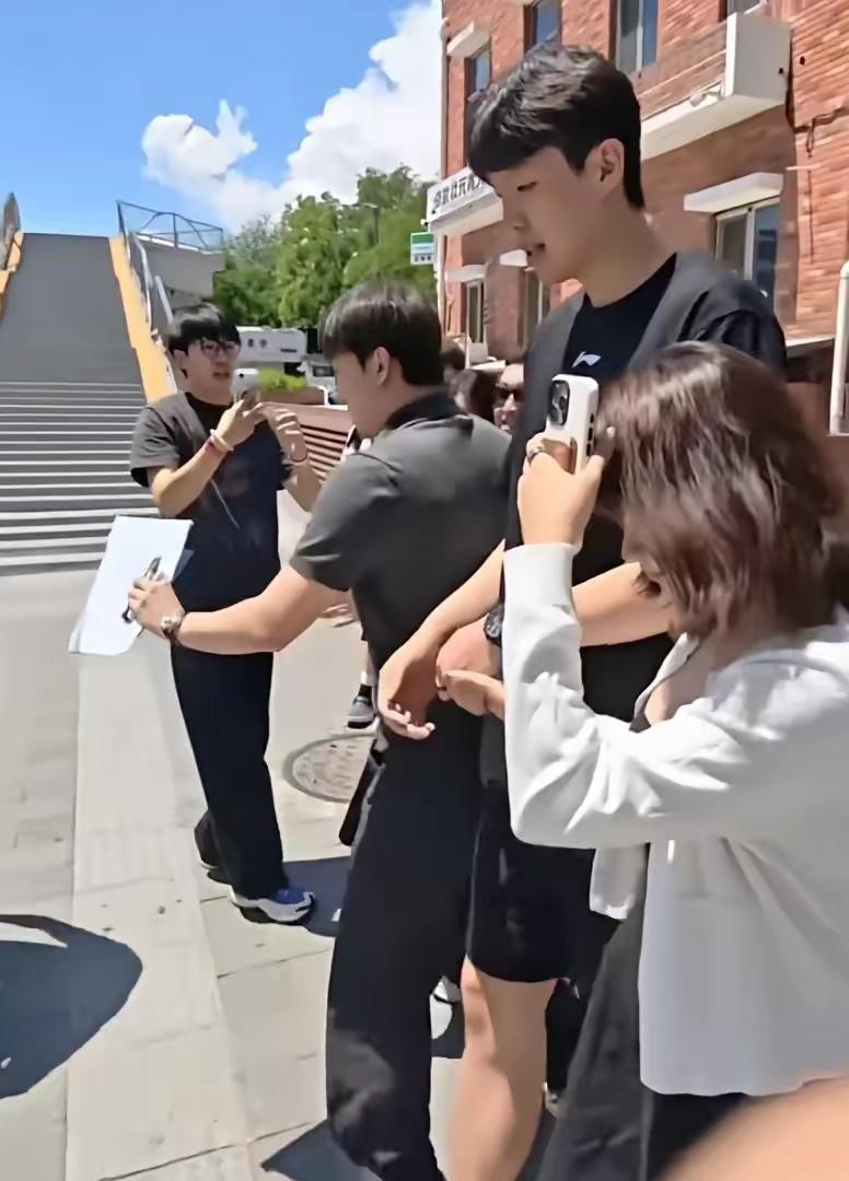 杨瀚森这小子，是真把女朋友恨不得拴裤腰带上！网友说，​他女朋友相恋五年左右，
