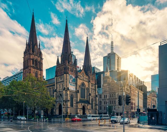 如果你考虑来德国工作，不妨先记住几个关键数字——它们能帮你把机会、门槛和开销看得