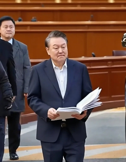 尹锡悦还真是个狠人，本来特检组是七点就可以下班的，硬是被尹锡悦拖到了半夜！尹锡