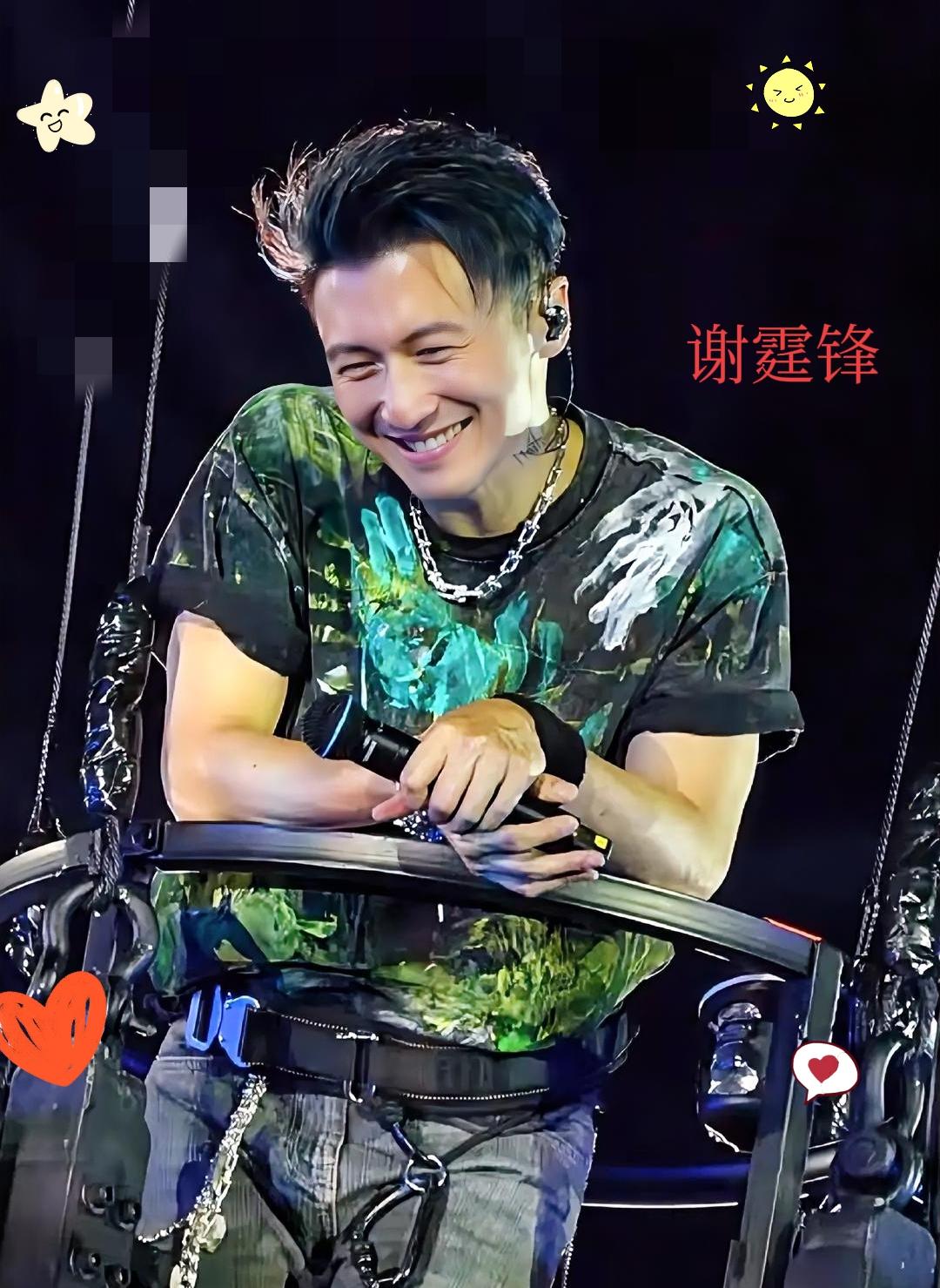 我闺蜜刚从谢霆锋演唱会回来，一见面就跟我喊：“这钱花得值到爆炸！”她咬