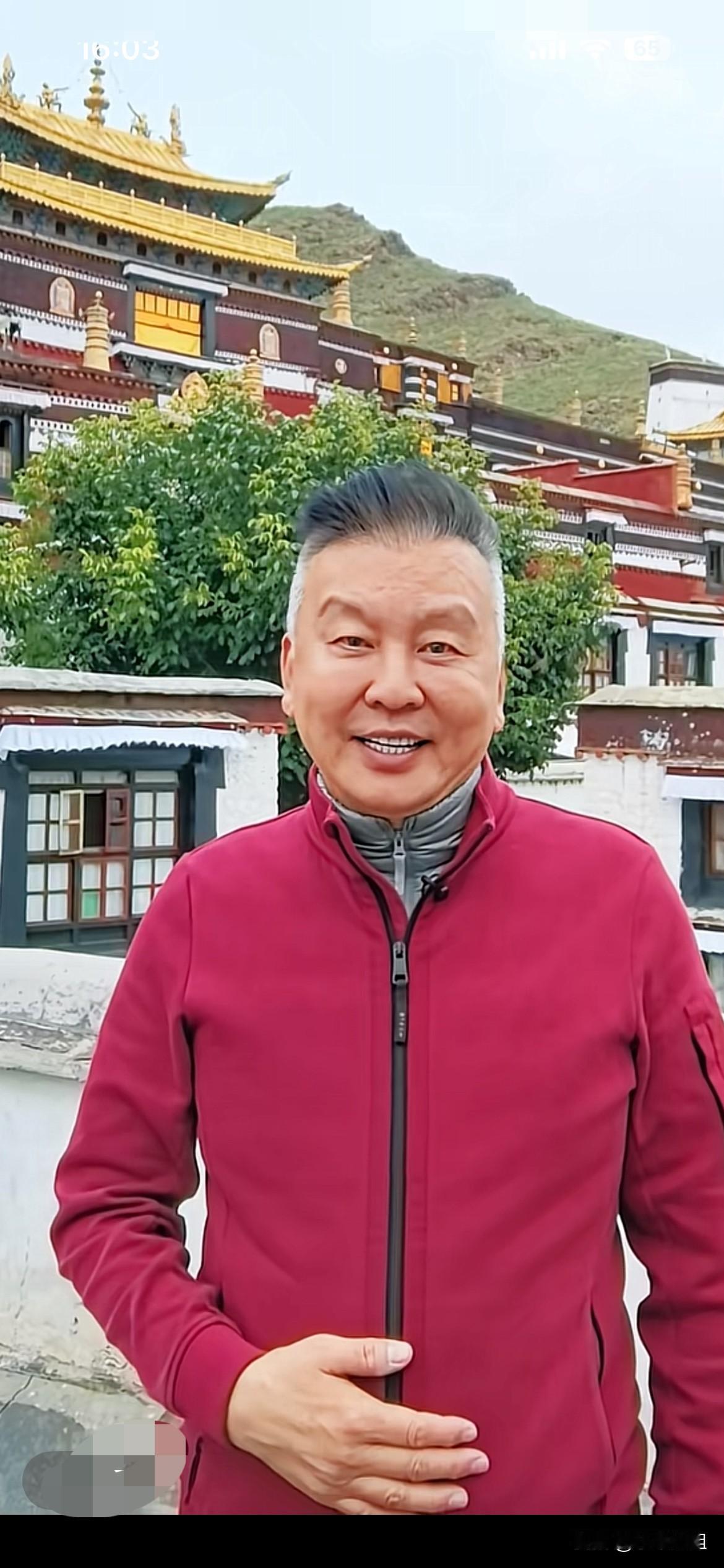 如果这个老人不说话，谁能认出来这是央视著名主持人张泽群！真不敢相信这个像老太太