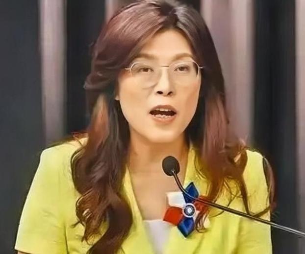 万万没想到,新当选的国民党主席郑丽文,一查底细才发现她不仅是妥妥的“蓝二代”,身