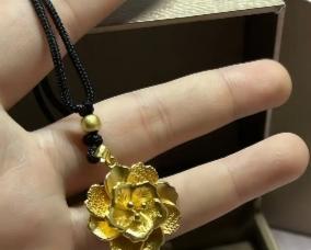 浙江一女子金吊坠不见了，怀疑是男友偷的，为了“自证清白”男友无奈报警，民警真从男