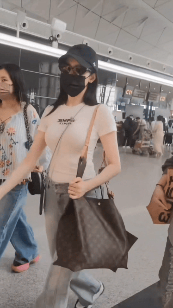 张天爱的身材堪称一绝，一件紧身T恤配上牛仔裤，真的好会穿啊！身材好就是要多多展示