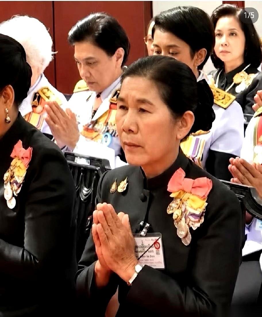 帕公主这场万众瞩目的葬礼上，真正的大戏根本不在灵前，全在观礼席上。贵妃的亲妈踩着