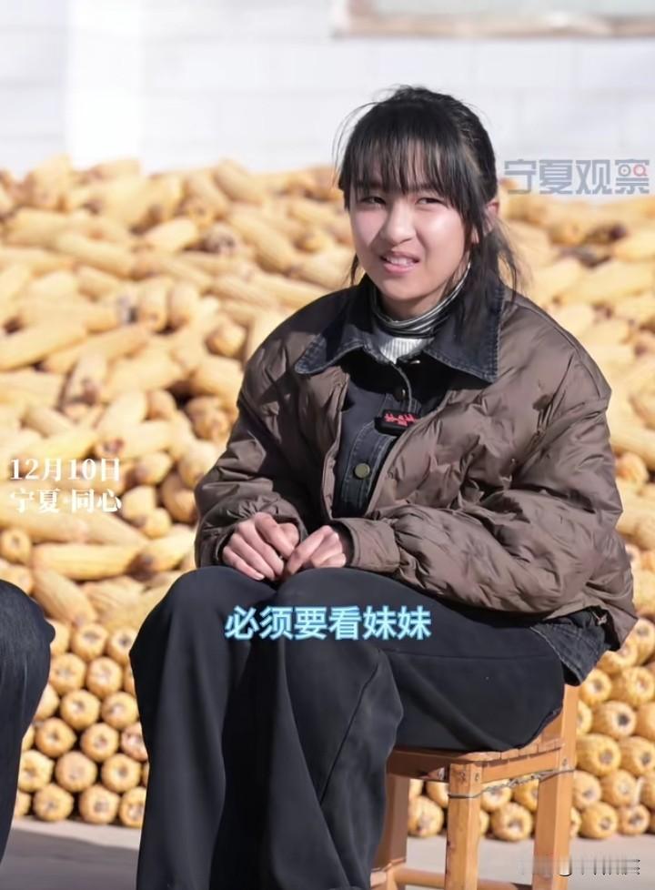 穷人家的孩子早当家！李佳婷的妈妈说，平常我们两口子不在家，都是佳婷照顾妹妹，