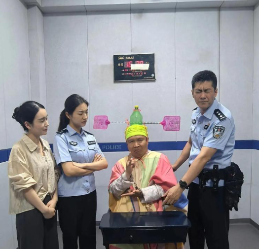 看看大师的样子，警察小哥快吐了。