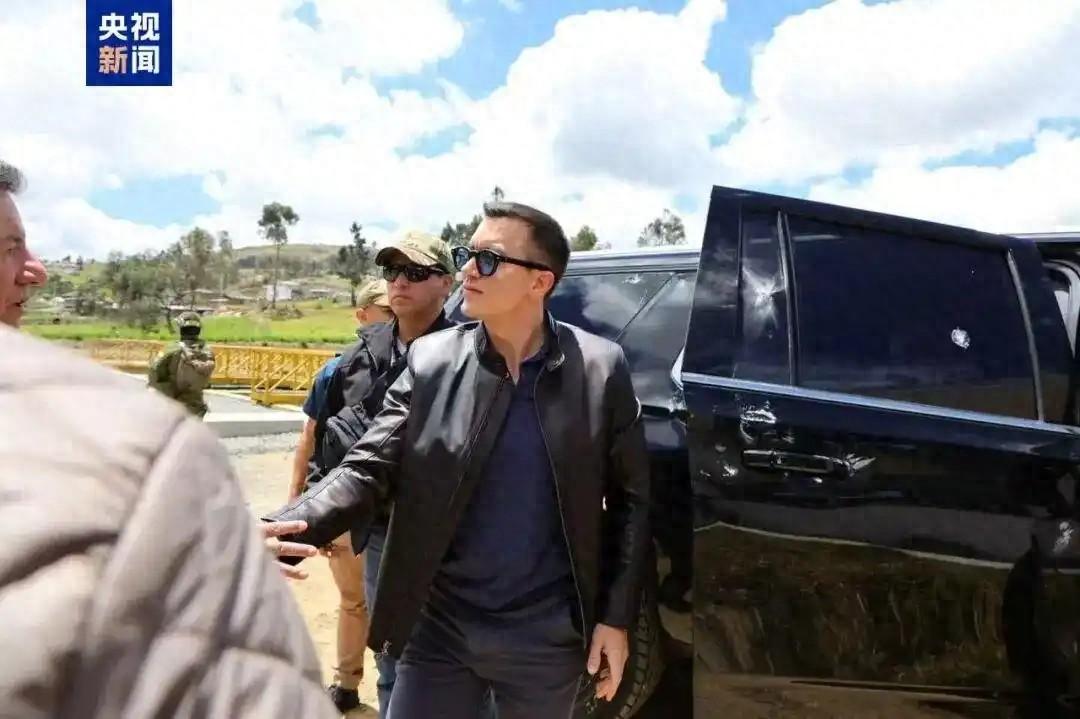 出大事了！厄瓜多尔总统遇袭，500人围堵砸车，政府定性为恐怖袭击当地时间