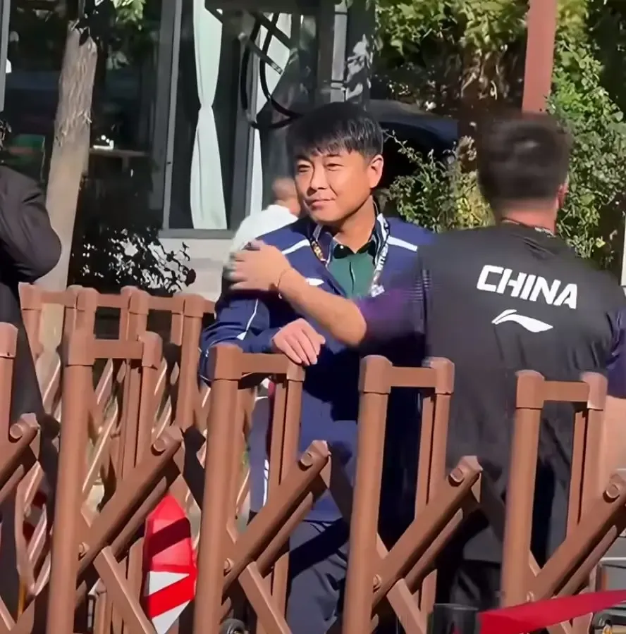 这帮球迷的做法实在有点过分了。王皓在北京大满贯首钢园场外。前几天刷到他老婆发的那段视频，镜头晃得厉害