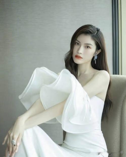 何穗25岁那会儿，居然偷偷结过一次婚！对象还是闺蜜奚梦瑶介绍的“富豪”。