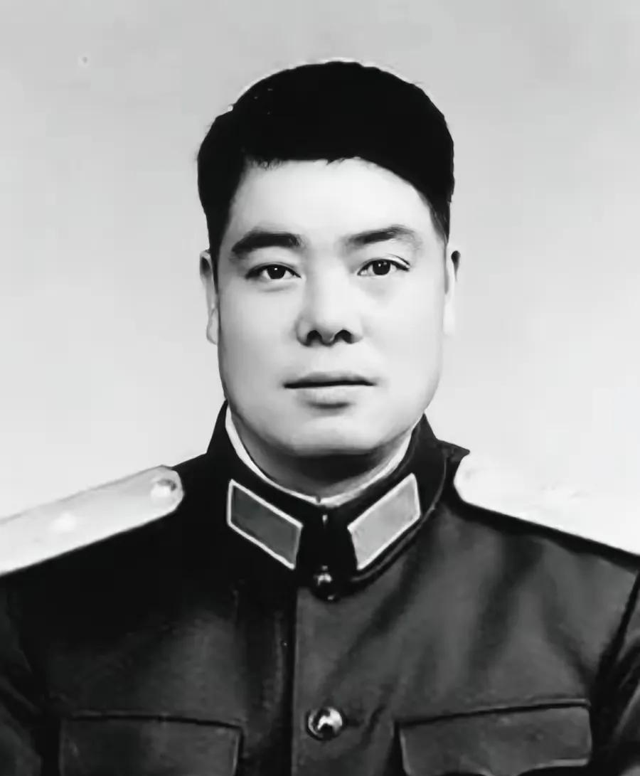 1943年，新四军副营长误入敌人阵地，他见跑不掉了，索性进入敌军阵地，还大声问敌
