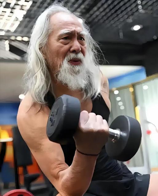 90岁的王德顺这次露面，很多人差点没认出来！曾经那个肌肉硬朗、走路带风的“最酷大