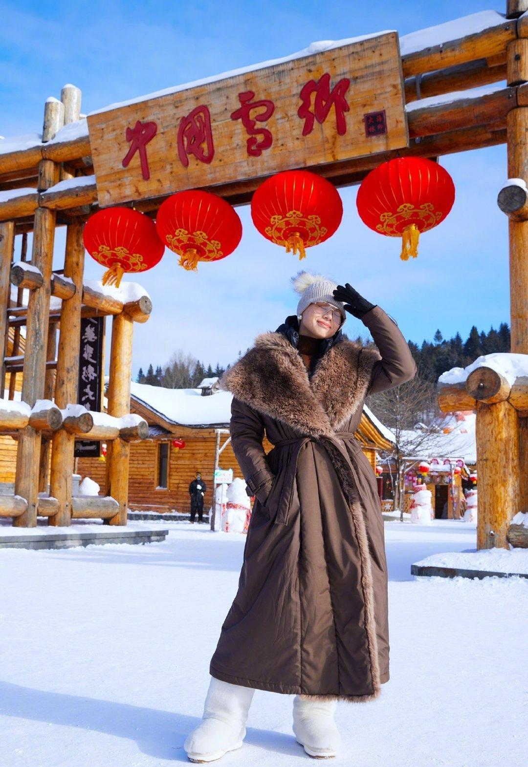 胡杏儿晒冬季穿搭身材苗条的女人就是好穿得厚厚的，也没见臃肿依然充满时尚感