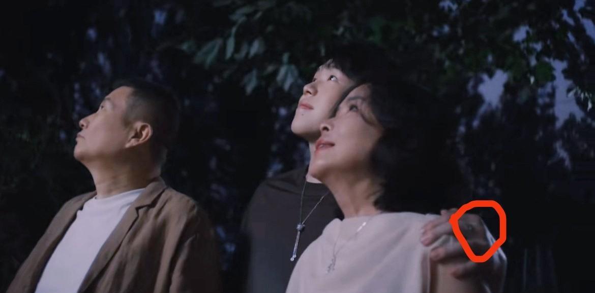 王大头左手中指戴的这个戒指是啥意思呢？难道大头真的是名花有主了？一般来讲，只