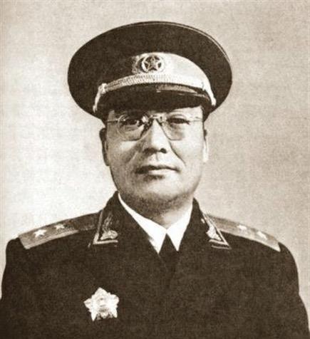 1930年，蒋介石乘坐专列去前线视察，却被西北军包围，危急时刻，一个团长率部赶来