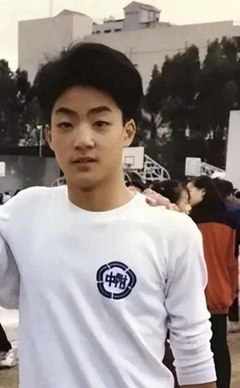 血脉传承真是神奇，总给人惊喜。成年蒋万安与父亲蒋孝严的长相少见相似之处。可是