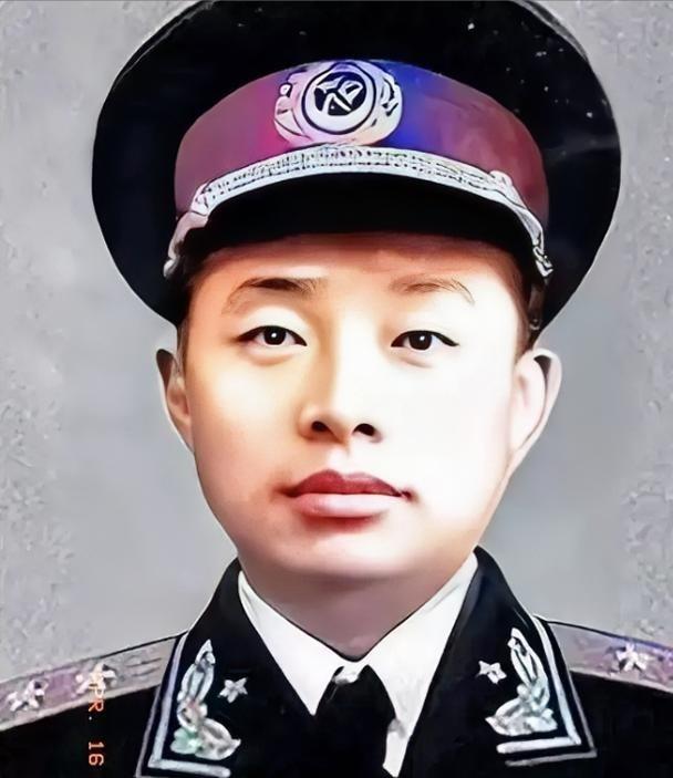 1955年，授衔台上，一张年轻稚嫩的面庞，却肩扛中将军衔，着实令人惊叹，不禁让人