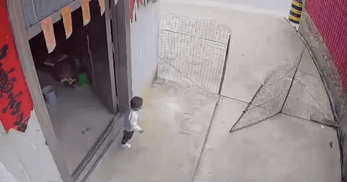 怎么会有心这么狠的人！近日，广西一小孩子趁大人没注意，自己跑出家门，奶奶看到孩