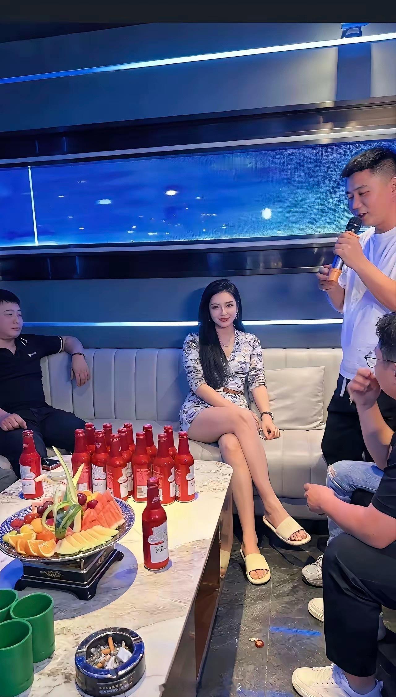 我感觉这个女的一定很能喝酒，一般男生绝对喝不过她，这样的女生喝白酒是不是一斤酒没