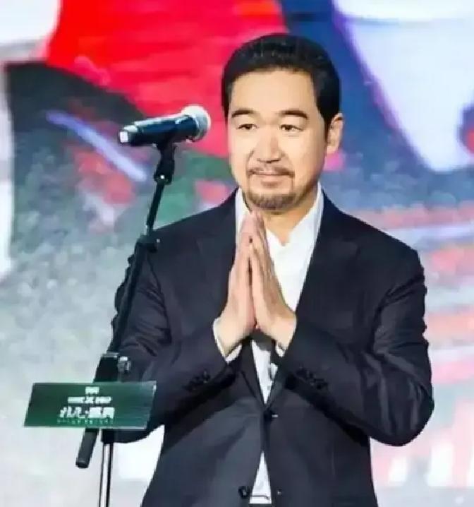 张国立把公司70%卖给华谊，换来52亿现金，也背上了三年对赌。他当场掏出