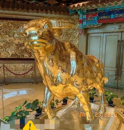 金价暴涨，突然想起华西村的黄金牛，重1吨，即1000000克，当时造价是3个亿，