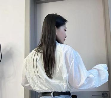 推门而入，她随性一站，尽展休闲雅致。