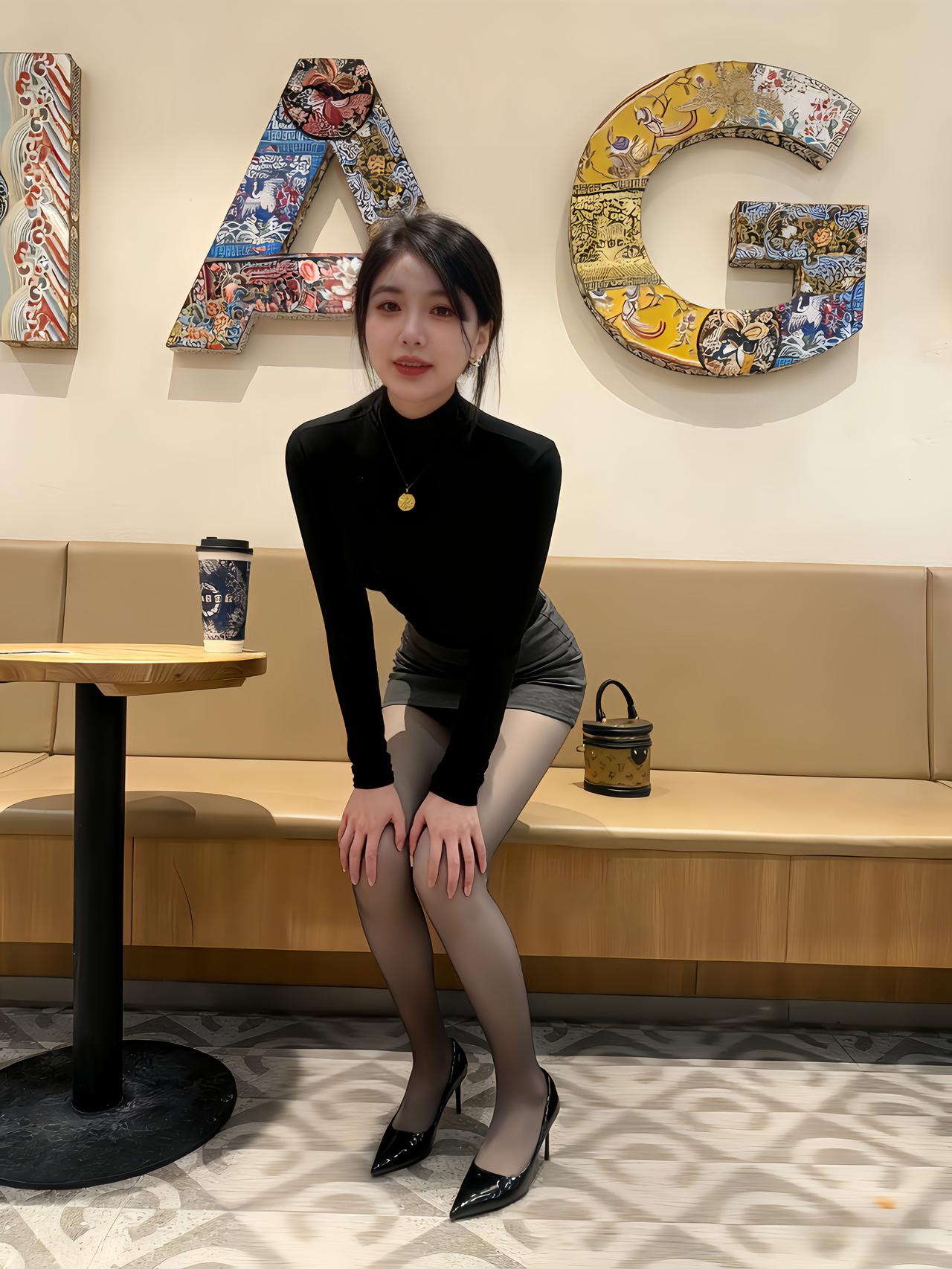 谁能拒绝有艺术感的咖啡馆啊！墙上的字母装饰好精致，配色和图案都戳中审美～今天穿了