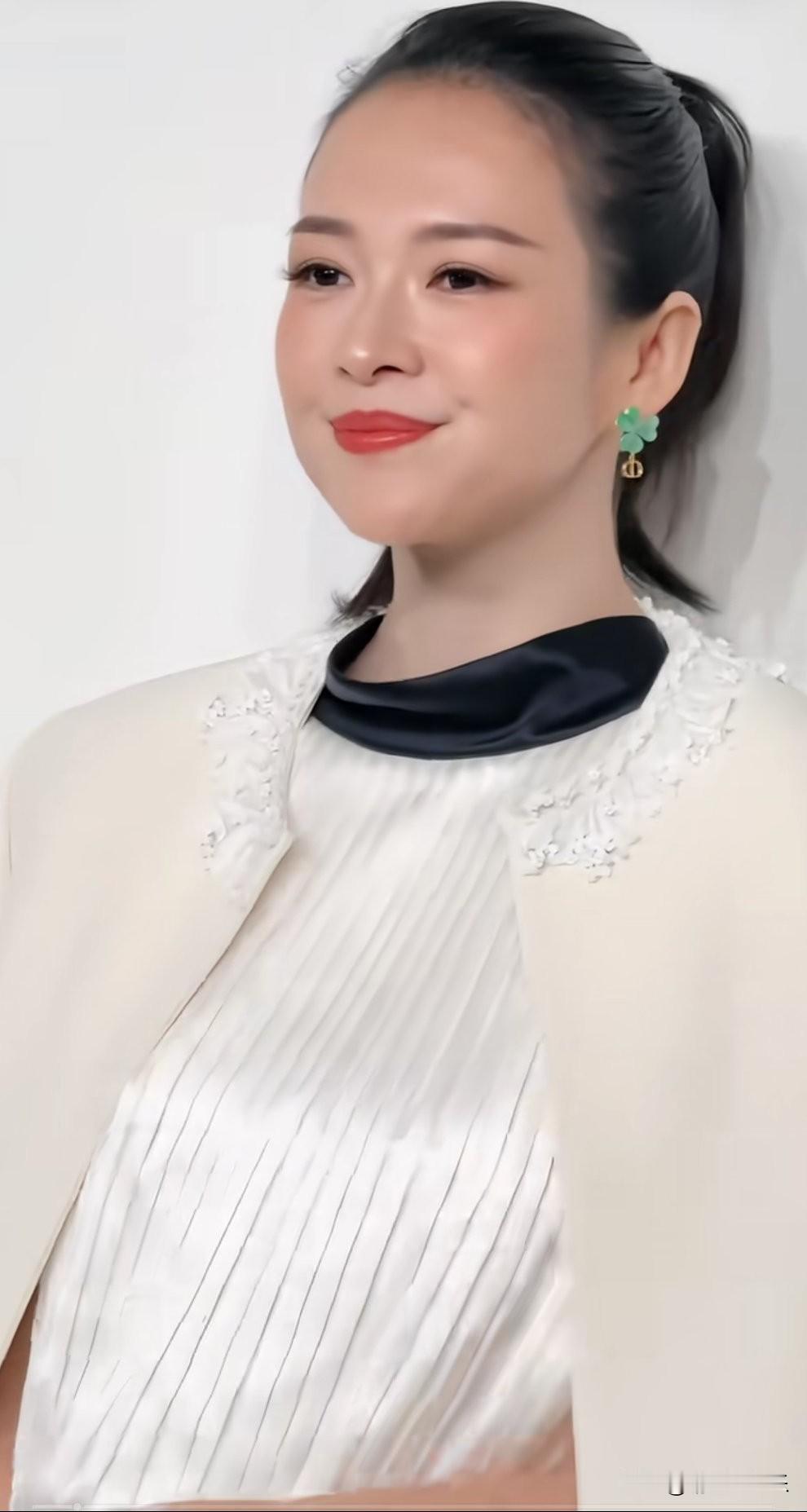 章子怡，糊涂啊！我承认，章子怡看着更年轻了，至少面部平整度得到了很好的改善，但