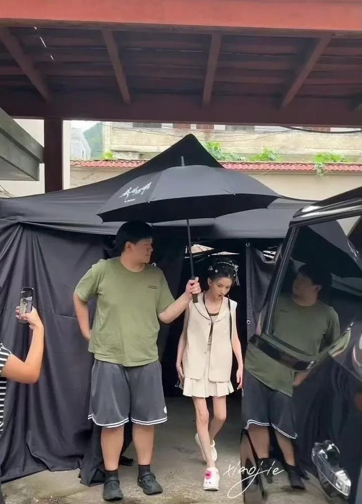 宋祖儿瘦成皮包骨，看脸完全看不出来她这么瘦这腿瘦的，感觉还没我的手臂粗。23