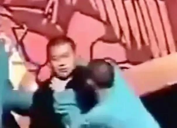 2009年的一次演出上，岳云鹏多次打断曹云金讲话，被激怒的曹云金当场掐住岳云鹏的