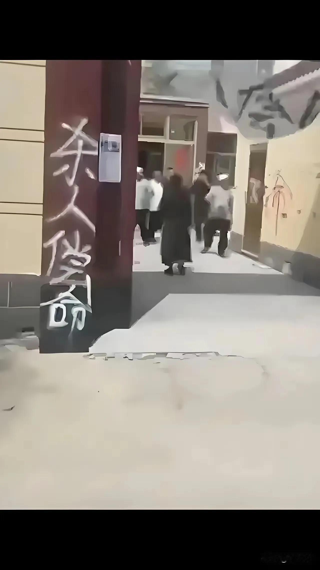 就因为原配给小三打了个电话，居然把渣男惹毛了！他直接跟自己妈联手下了狠手，好好一