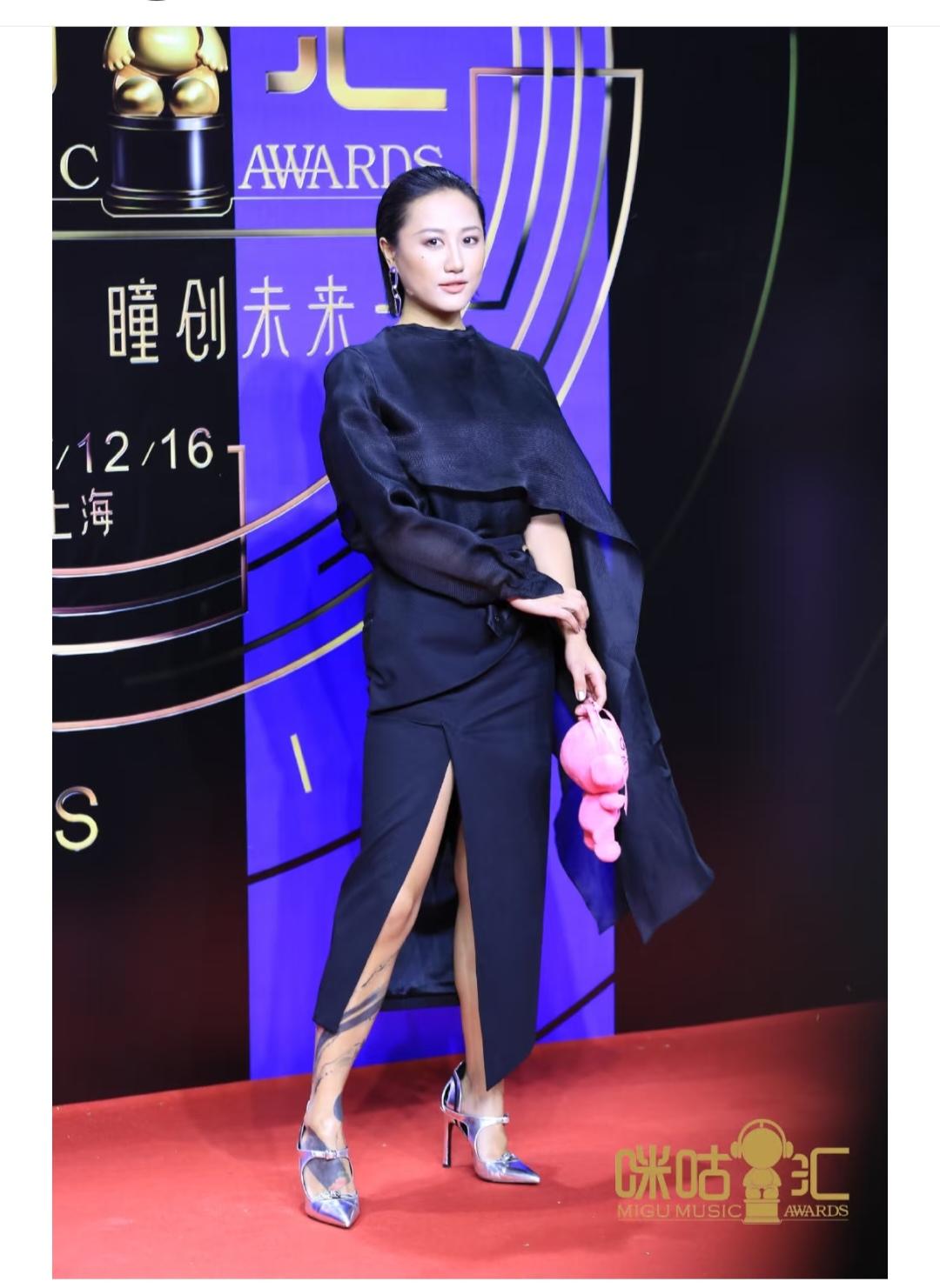 脚丫子小了，穿鞋就是好看。