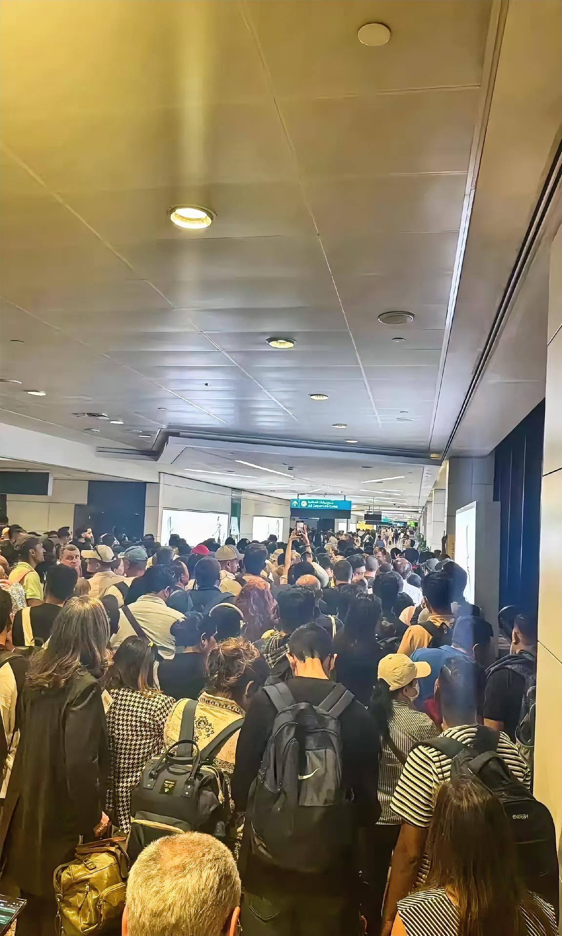 我问在迪拜的朋友，现在那边到底乱成啥样了。朋友发来一张照片，迪拜机场大屏幕上一