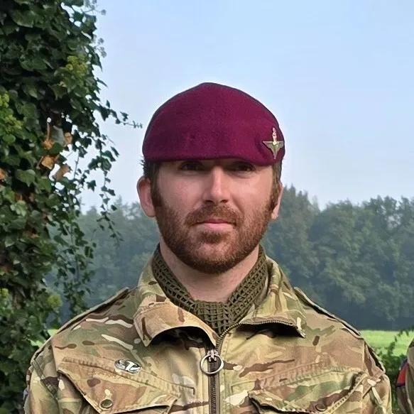 不少公众纷纷在英国西牛津郡的街道上排队，以表达对在乌克兰牺牲的英国士兵的敬意。