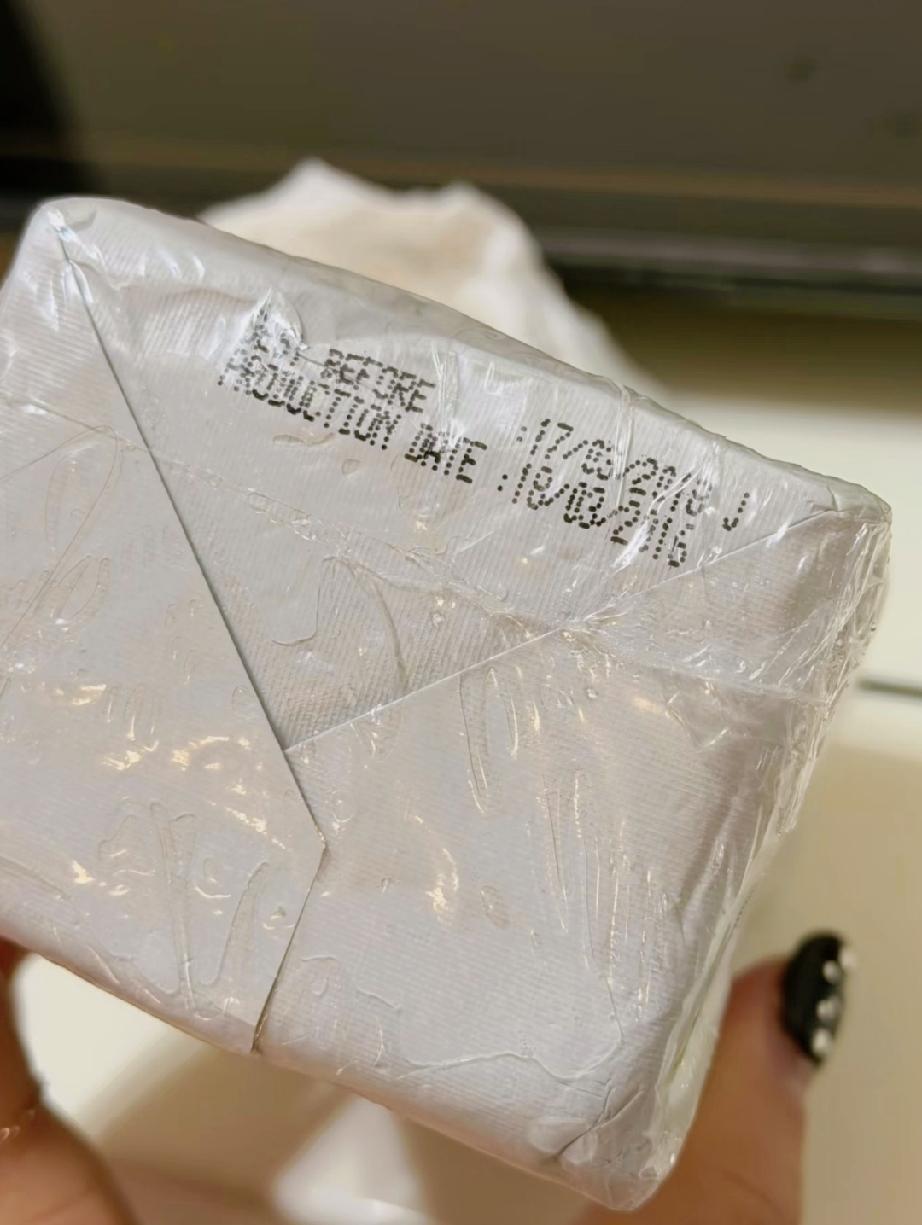 扒拉冰箱发现一块还没开封快十年的黄油打开竟然还没变质哈哈哈哈哈我妈说可以吃