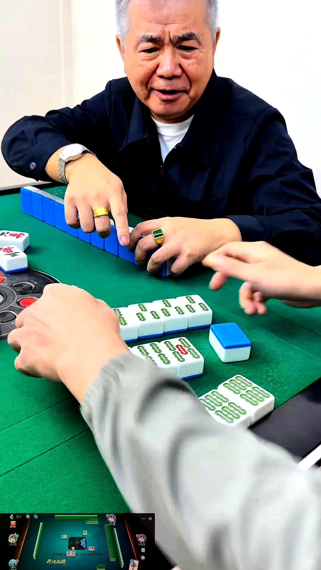 服了，我打了六十年麻将了，你不要管我。三个二条，一个妖精，这不是胡三六条的牌吗？