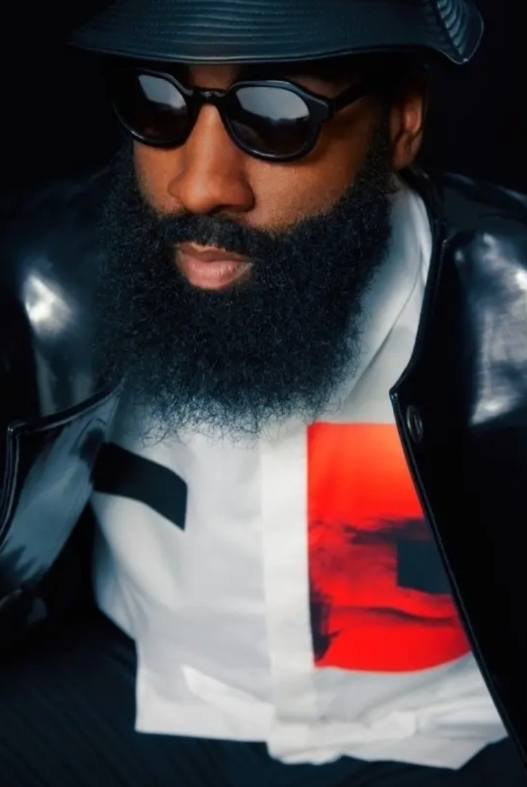 我们来聊聊詹姆斯～哈登去哪能夺冠！1，去勇士我认为不行！！勇士太老了，库里