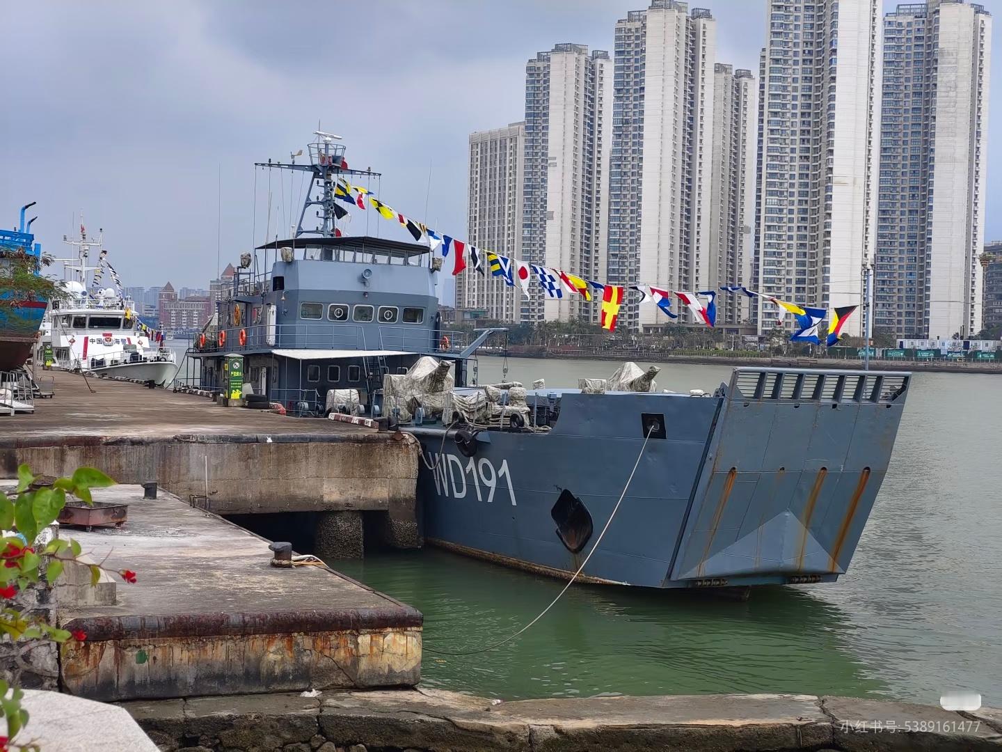 武警271-II型登陆艇，后面是海警的031艇。图源水印